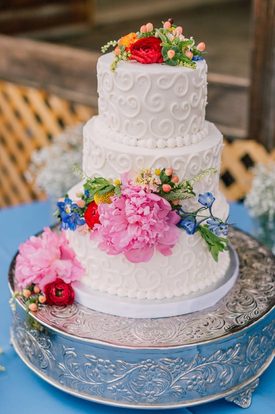 flower topped wedding cake @weddingchicks