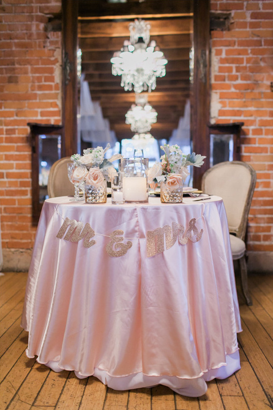 pink and gold sweetheart table @weddingchicks