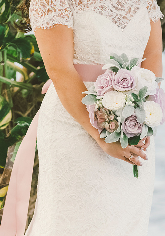 purple and white bouquet @weddingchicks