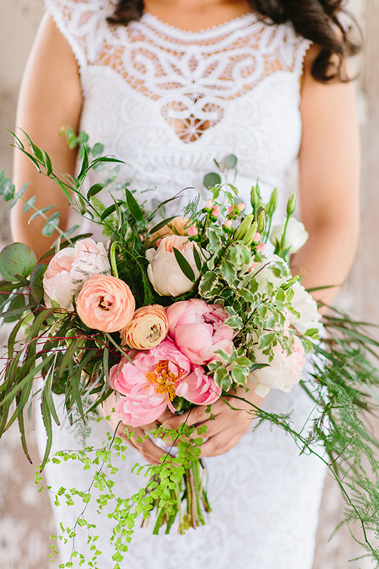 pink and peach bridal bouquet @weddingchicks