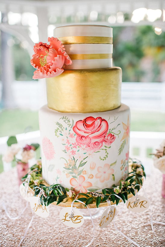 gold wedding cake @weddingchicks