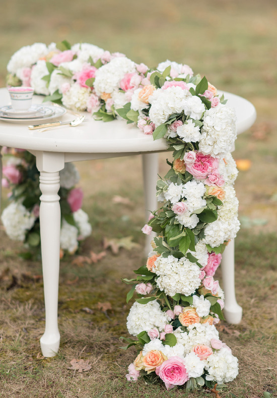 Flower table runner coordinated by Yohana Williams Weddings @weddingchicks