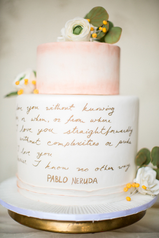 gold script wedding cake @weddingchicks