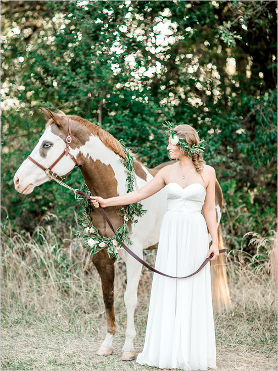 beautiful wedding horse @weddingchicks