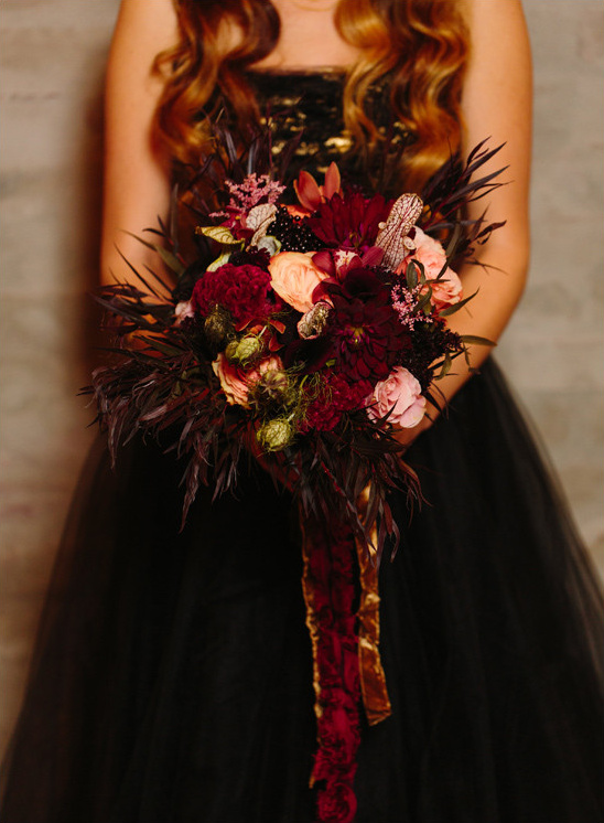 dark bouquet @weddingchicks