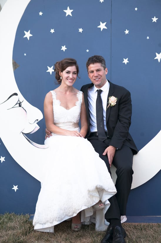 moon photo booth @weddingchicks
