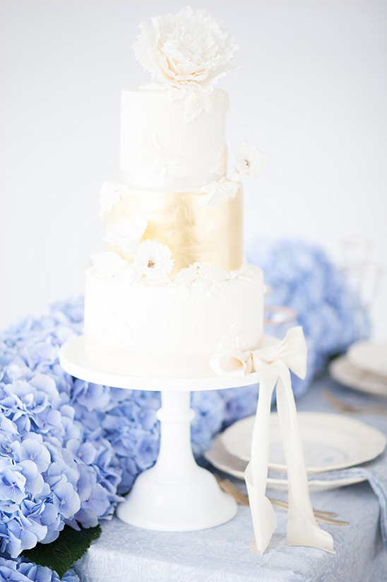 white and gold wedding cake @weddingchicks