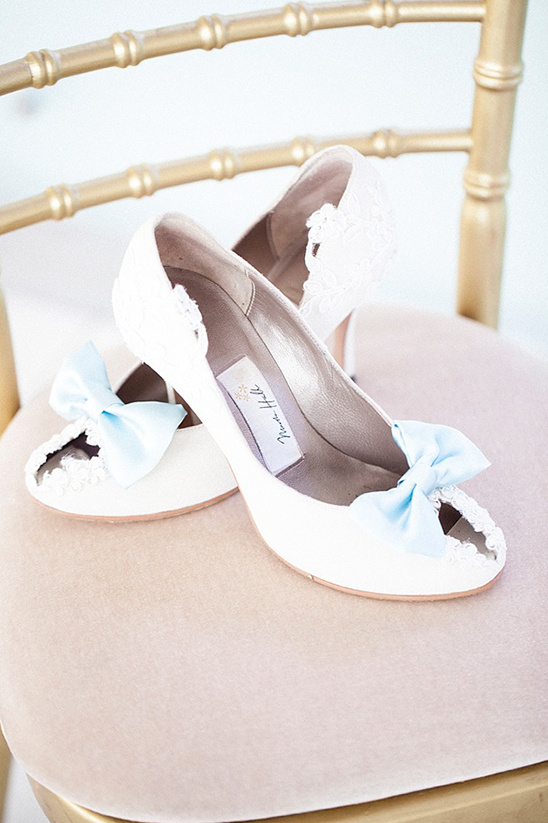 white wedding shoes with bow @weddingchicks
