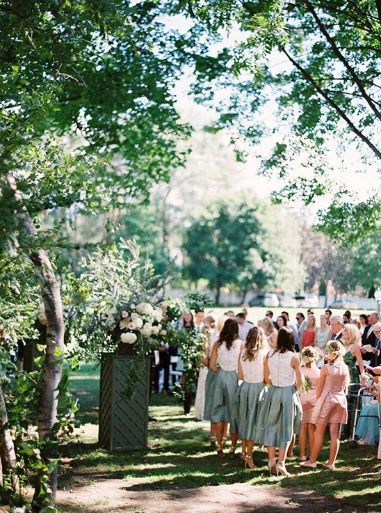 outdoor elegant wedding ceremony @weddingchicks