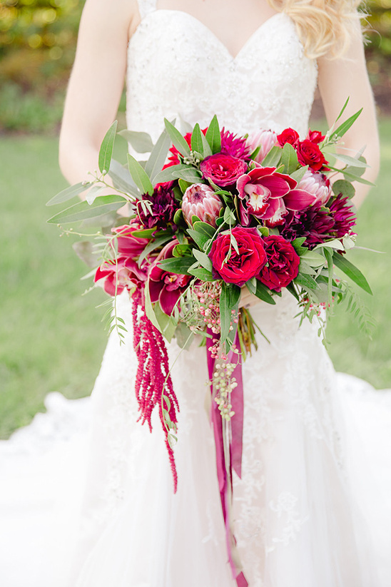 organic red wedding bouquet @weddingchicks