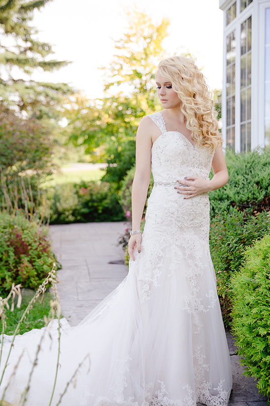 lovely lace wedding dress @weddingchicks