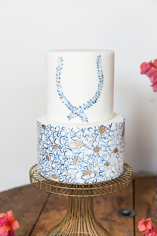 blue and white wedding cake @weddingchicks