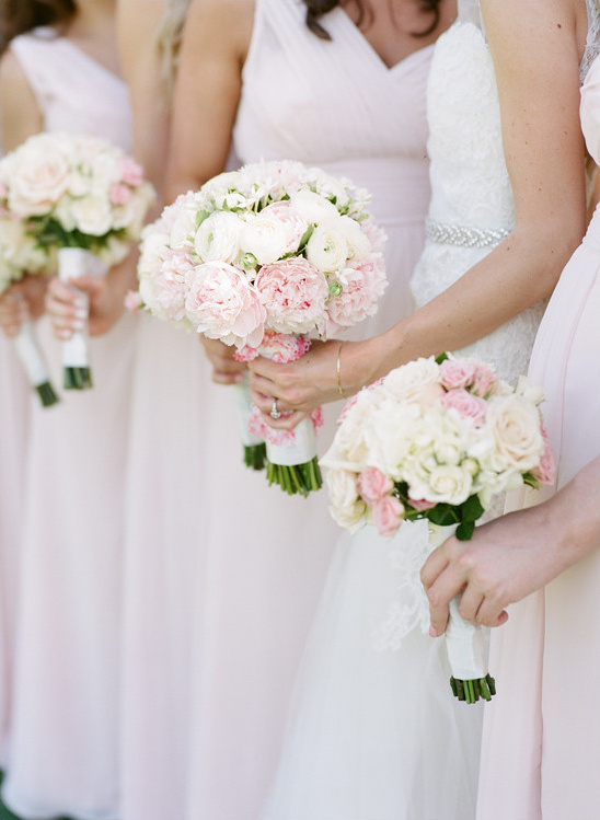 pink and white bouquet @weddingchicks
