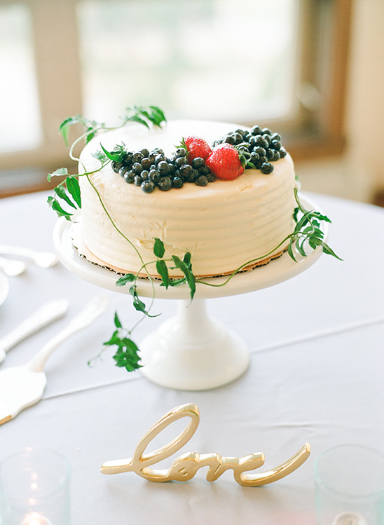 wedding cake with berries @weddingchicks