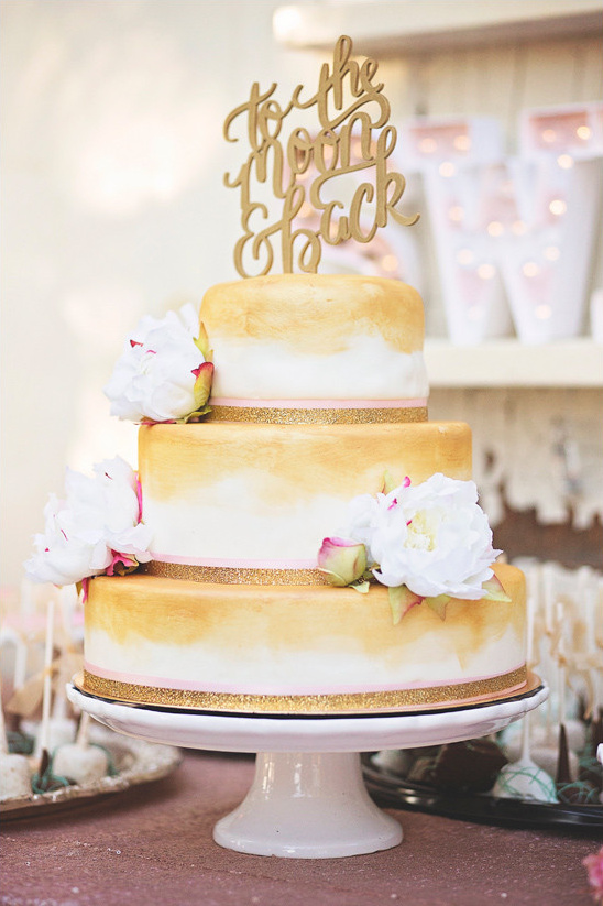 gold wedding cake @weddingchicks