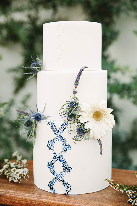 wildflower wedding cake @weddingchicks