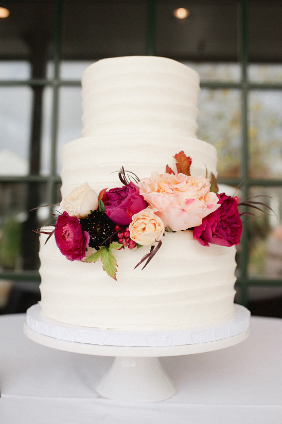 white wedding cake @weddingchicks