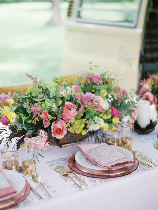 Elegant table setting with flowers and pink details