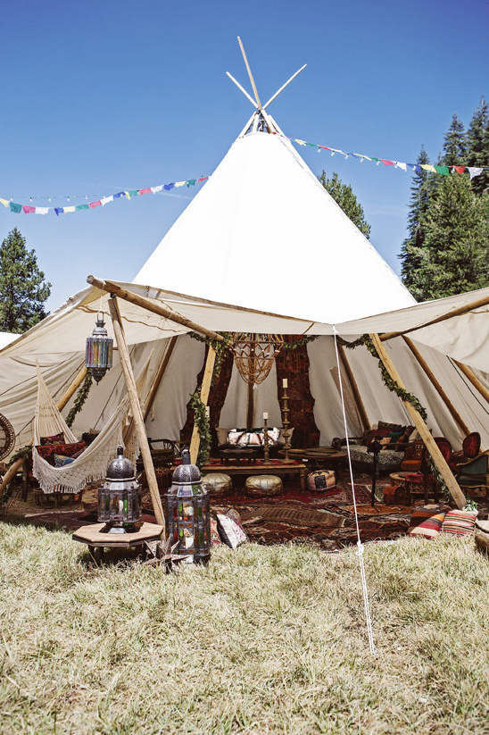 lounge tent @weddingchicks