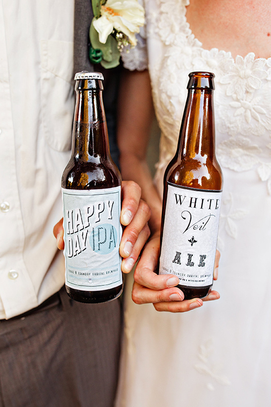 bride and groom beers @weddingchicks
