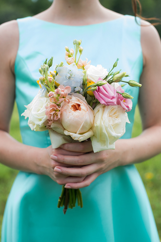 blush and white bridesmaid bouquet @weddingchicks