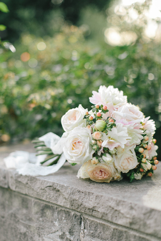 bride bouquet @weddingchicks