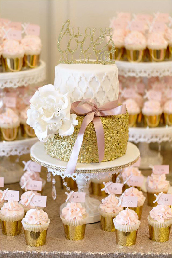 white and gold wedding cake @weddingchicks