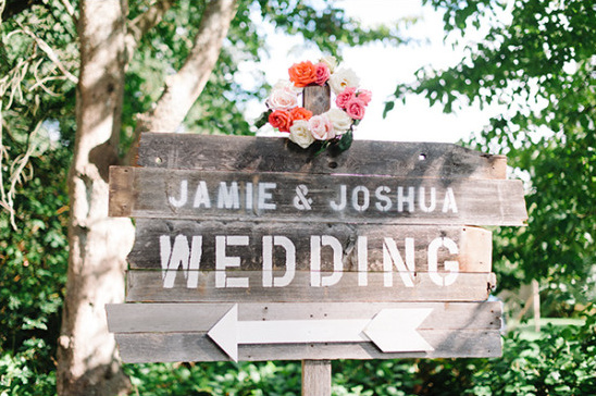 cute wood wedding sign @weddingchicks