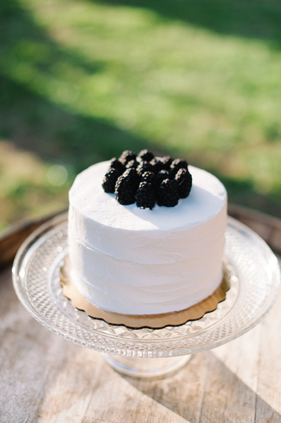 white wedding cake with blackberries @weddingchicks