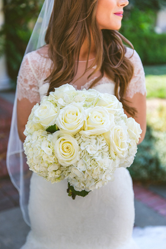 rose and hydrangea wedding bouquet @weddingchicks