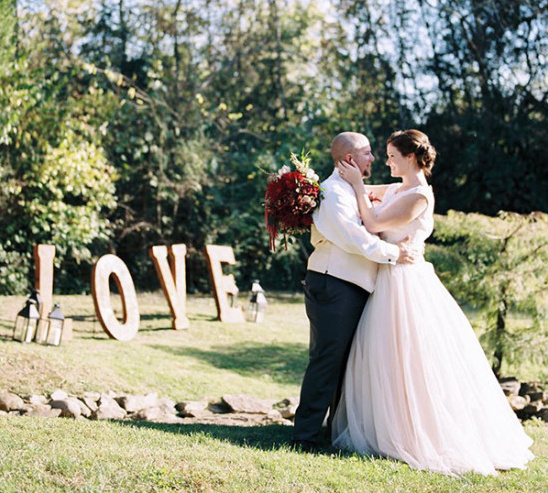 love sign @weddingchicks