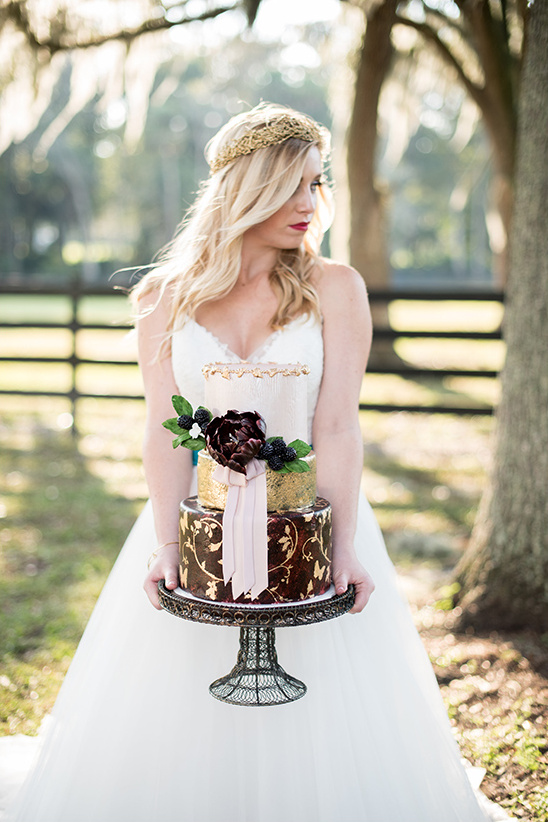 wedding cake and bride @weddingchicks