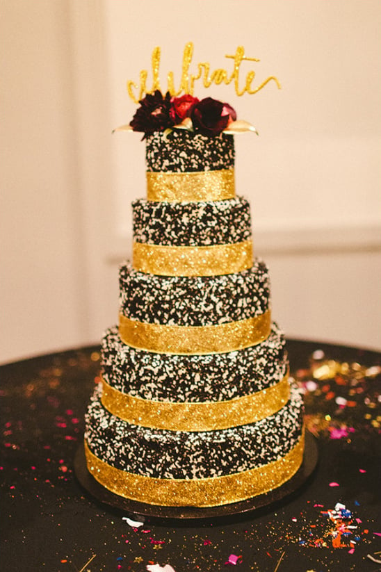 black and gold wedding cake @weddingchicks