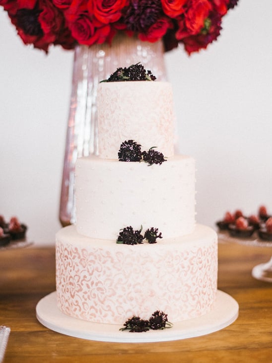 textured white weddingcake @weddingchicks