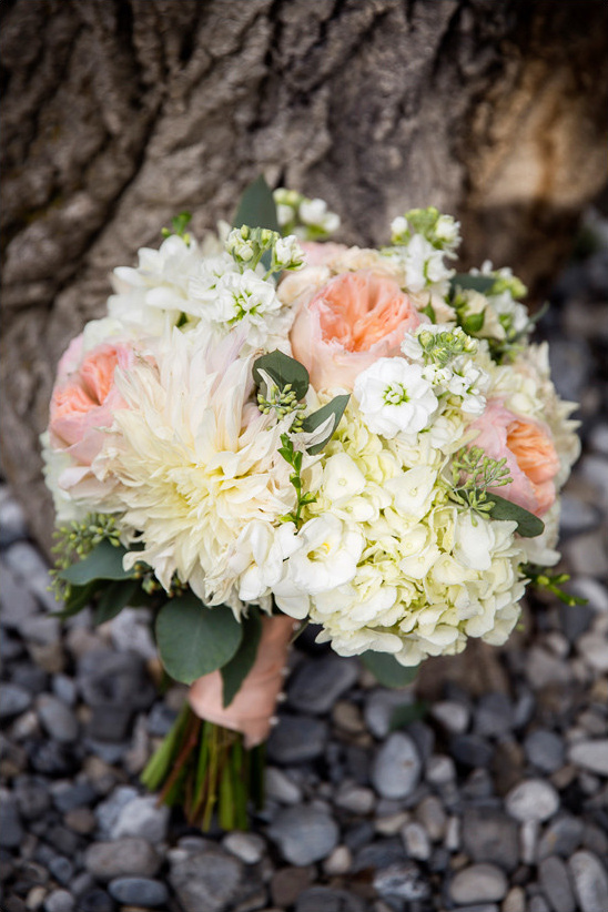 peach and white bouquet @weddingchicks