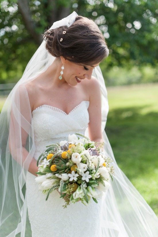 ocean-blue-and-yellow-springtime-wedding