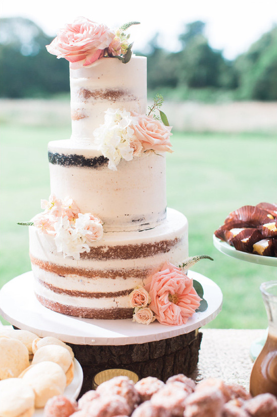 modern wedding cake @weddingchicks