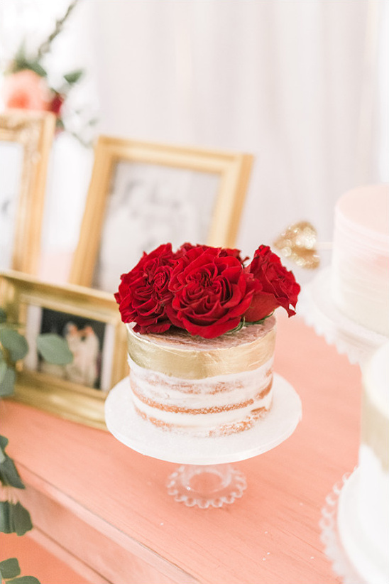 gold rose topped mini cake @weddingchicks