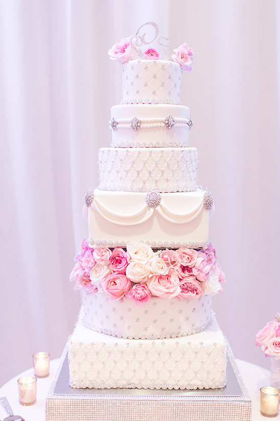 massive beautiful wedding cake @weddingchicks