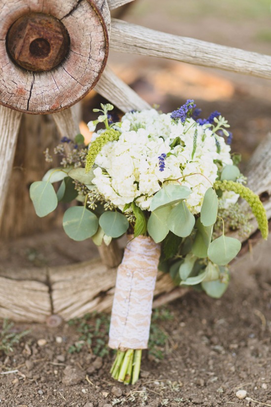rustic-purple-and-white-outdoor-wedding