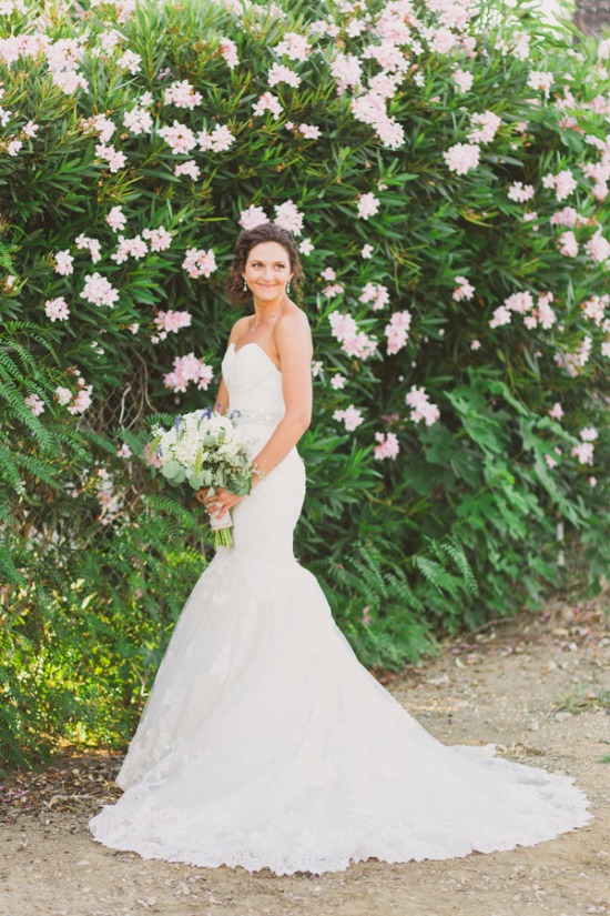 rustic-purple-and-white-outdoor-wedding