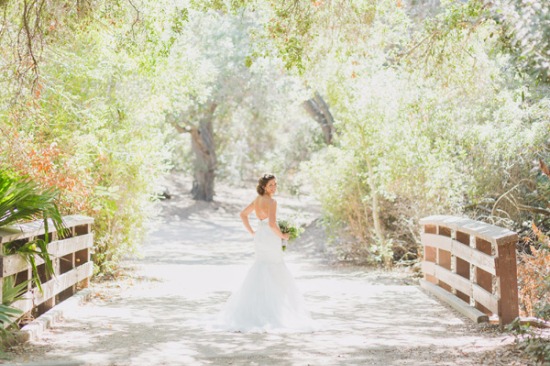 rustic-purple-and-white-outdoor-wedding