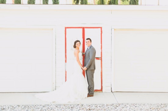 rustic-purple-and-white-outdoor-wedding