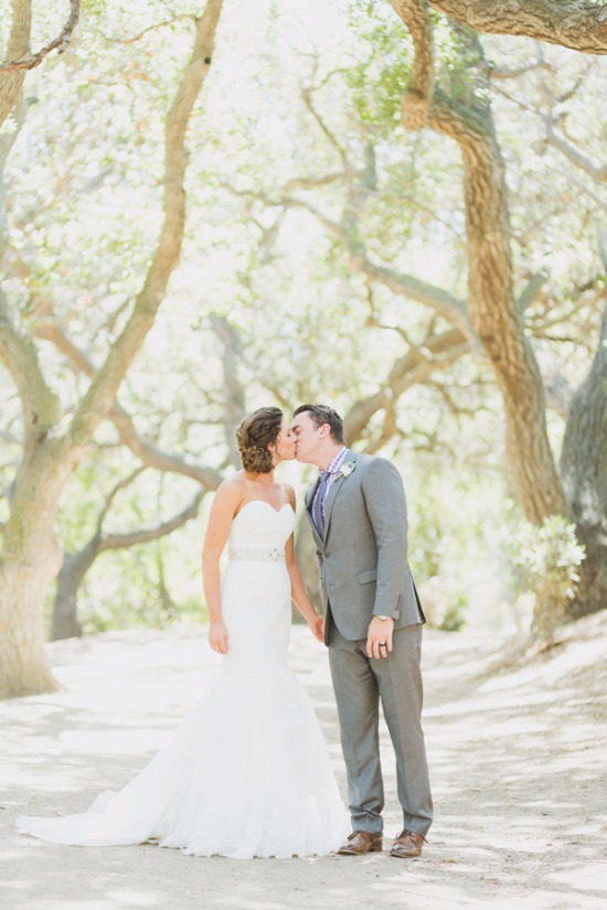 rustic-purple-and-white-outdoor-wedding