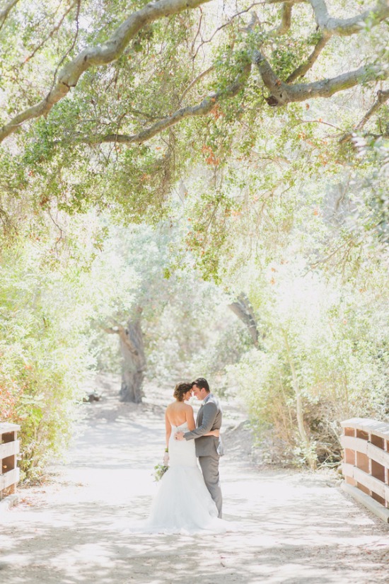 rustic-purple-and-white-outdoor-wedding