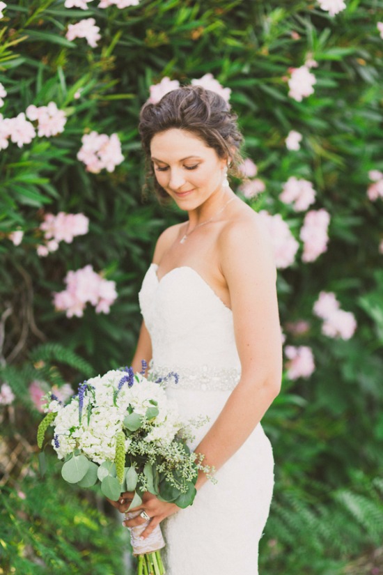 rustic-purple-and-white-outdoor-wedding