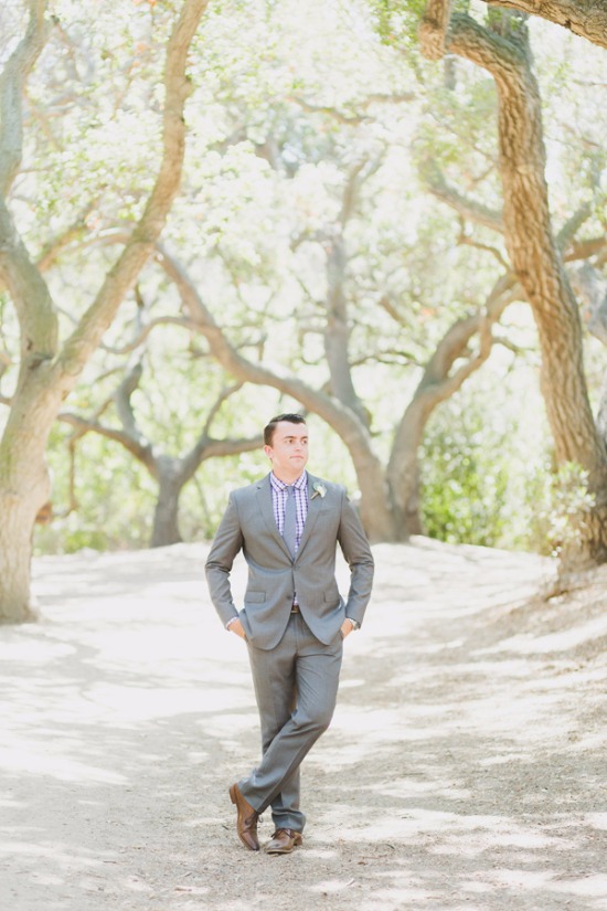 rustic-purple-and-white-outdoor-wedding