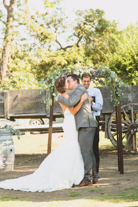 rustic-purple-and-white-outdoor-wedding