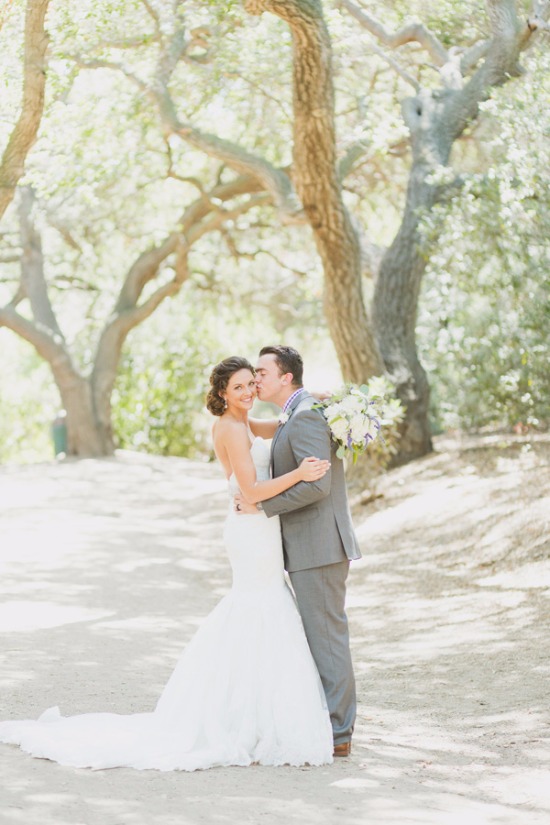 rustic-purple-and-white-outdoor-wedding