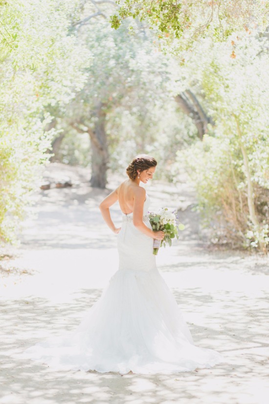rustic-purple-and-white-outdoor-wedding